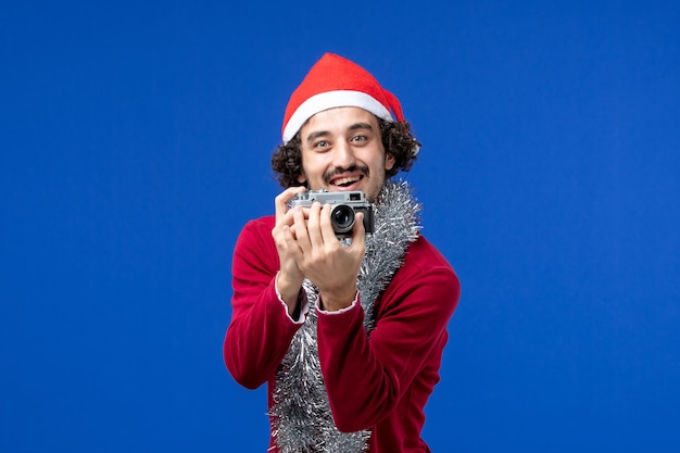 Joven expresivo posando para Navidad