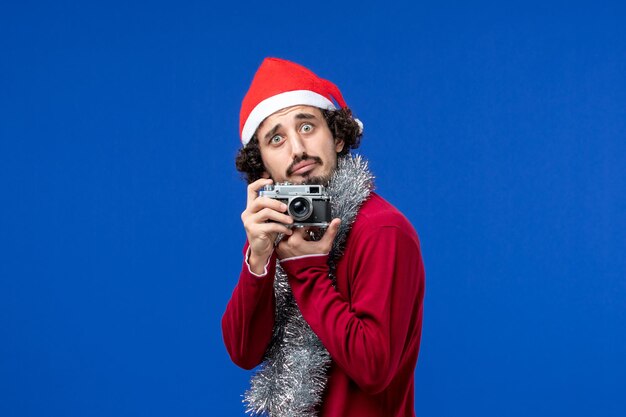 Joven expresivo posando para Navidad