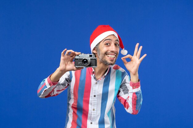 Joven expresivo posando para Navidad