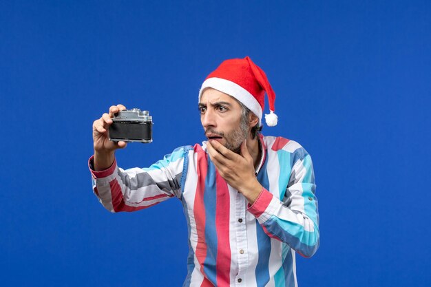 Joven expresivo posando para Navidad