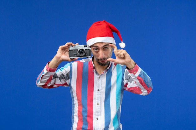 Joven expresivo posando para Navidad