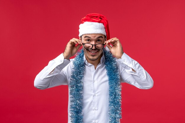 Foto gratuita joven expresivo posando para navidad