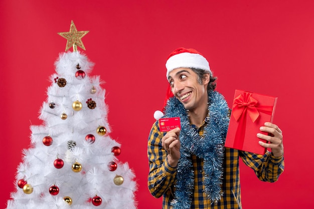 Foto gratuita joven expresivo posando para navidad