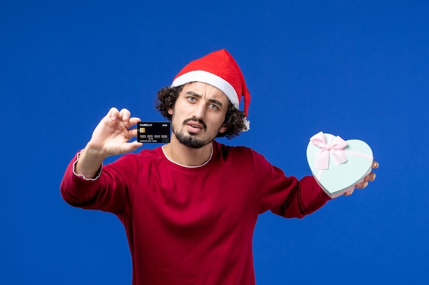 Joven expresivo posando para Navidad