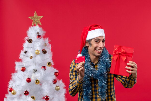 Joven expresivo posando para Navidad