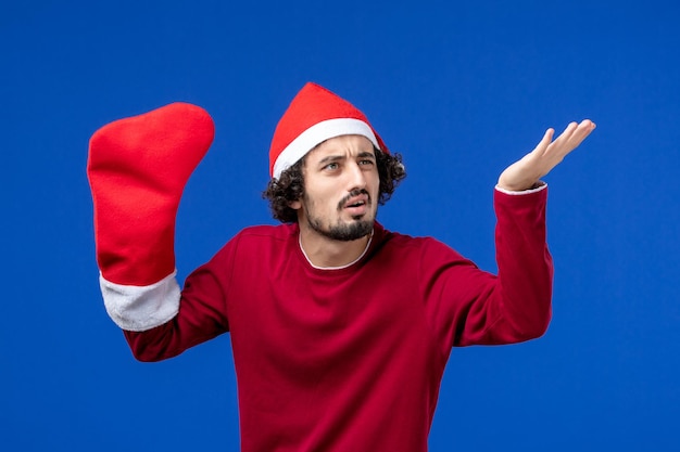 Joven expresivo posando para Navidad