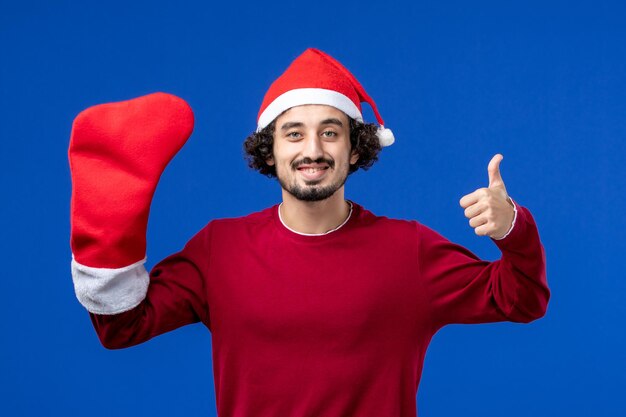 Joven expresivo posando para Navidad