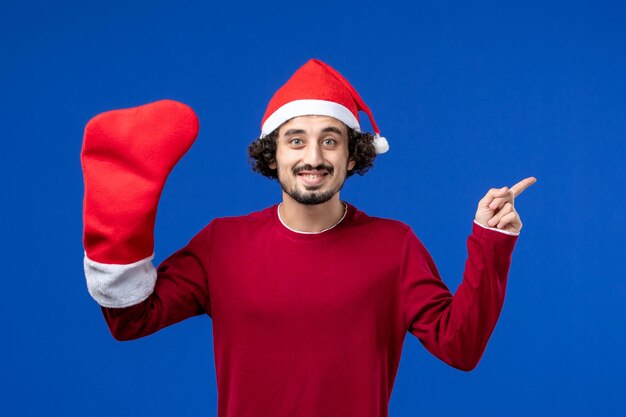 Joven expresivo posando para Navidad