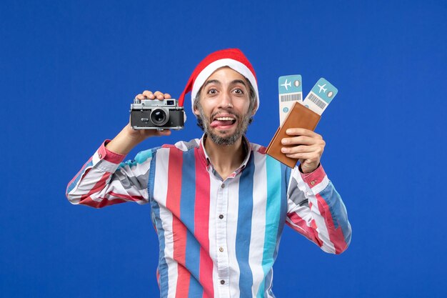 Joven expresivo posando para Navidad