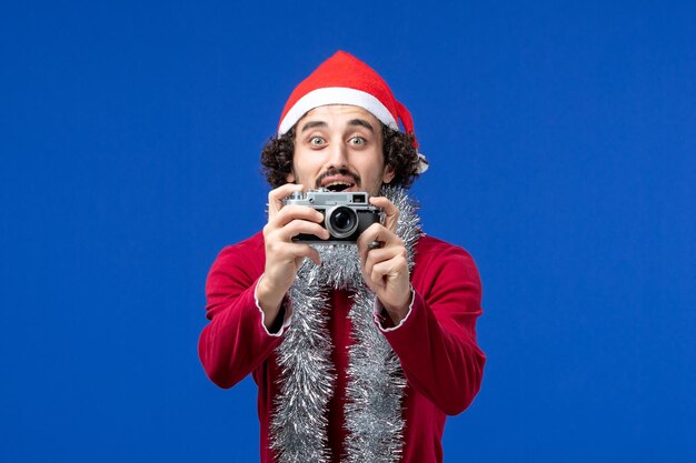 Joven expresivo posando para Navidad