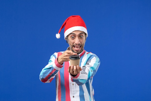 Joven expresivo posando para Navidad