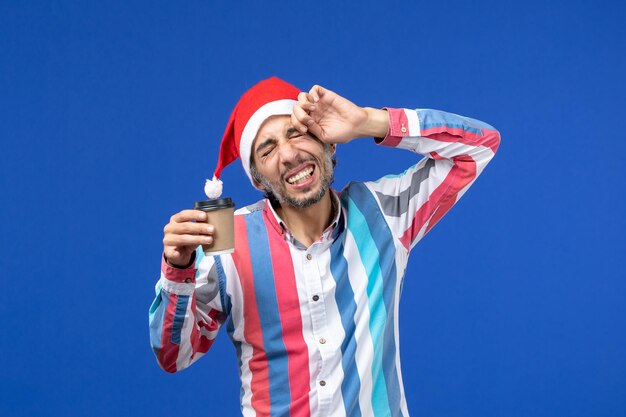 Joven expresivo posando para Navidad