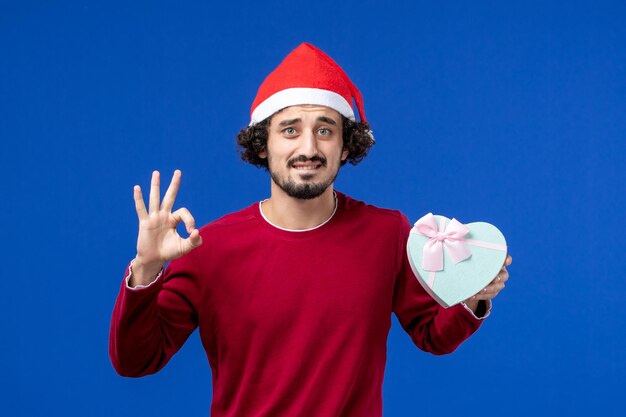 Joven expresivo posando para Navidad