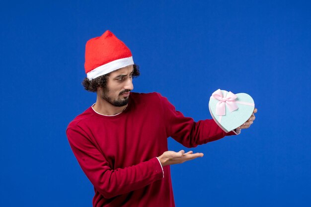 Joven expresivo posando para Navidad