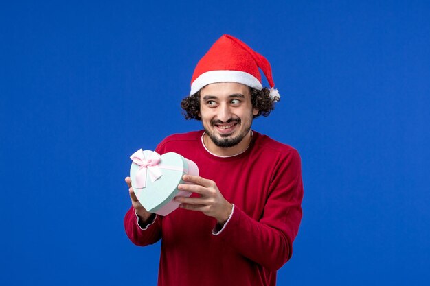 Joven expresivo posando para Navidad