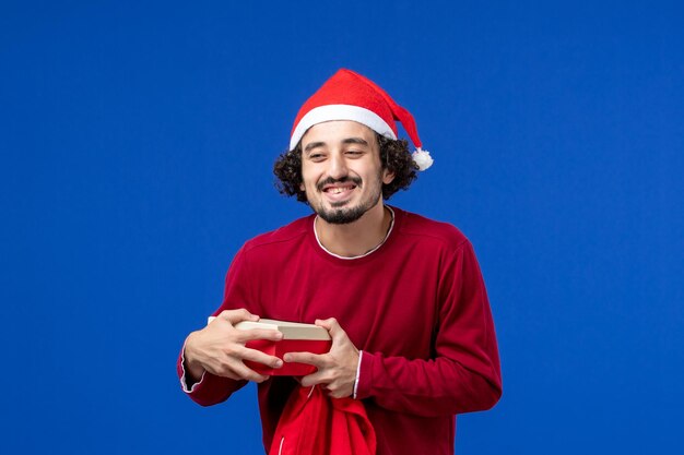 Joven expresivo posando para Navidad