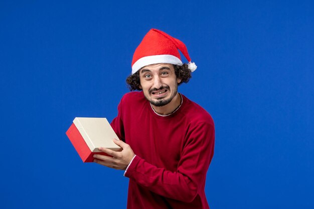 Joven expresivo posando para Navidad