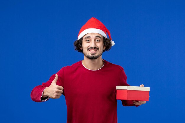 Joven expresivo posando para Navidad