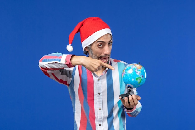 Joven expresivo posando para Navidad