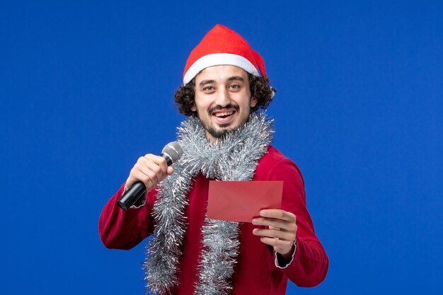 Joven expresivo posando para Navidad