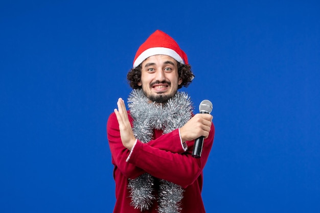 Joven expresivo posando para Navidad