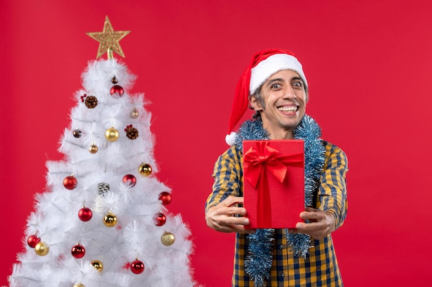 Foto gratuita joven expresivo posando para navidad