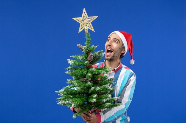 Joven expresivo posando para Navidad