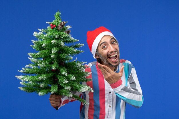 Joven expresivo posando para Navidad