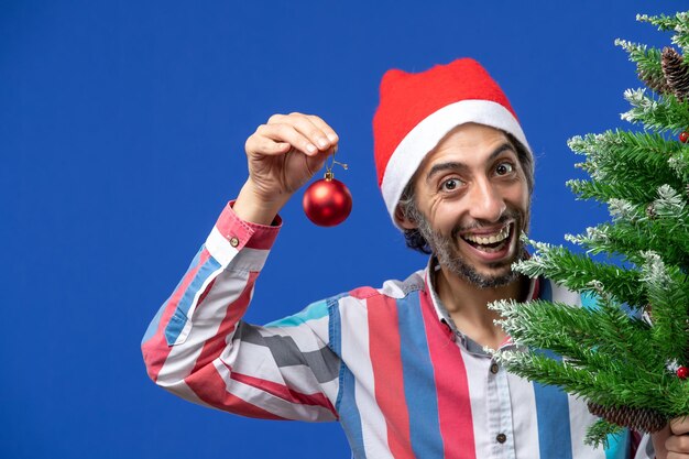 Foto gratuita joven expresivo posando para navidad