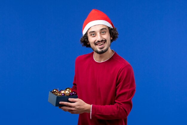 Joven expresivo posando para Navidad