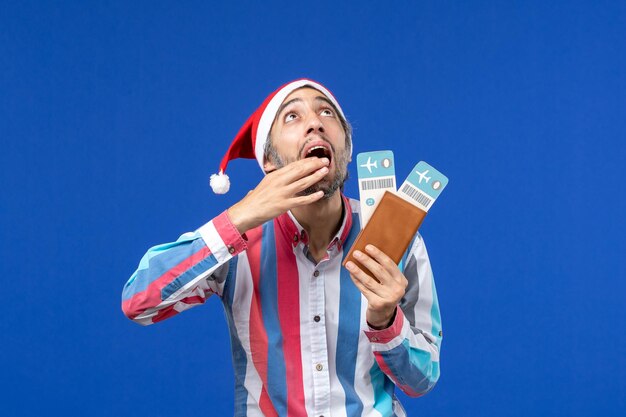 Joven expresivo posando para Navidad