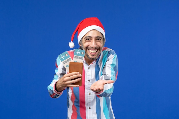 Foto gratuita joven expresivo posando para navidad