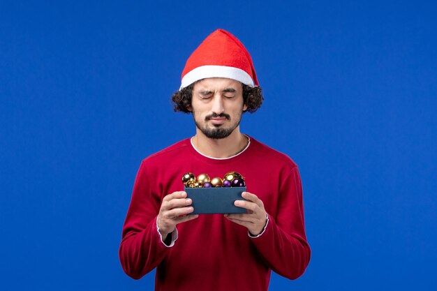 Joven expresivo posando para Navidad