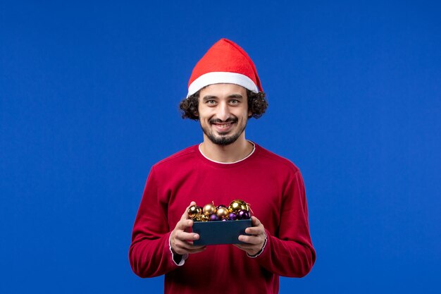 Joven expresivo posando para Navidad