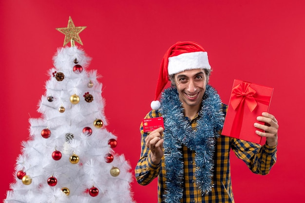 Foto gratuita joven expresivo posando para navidad