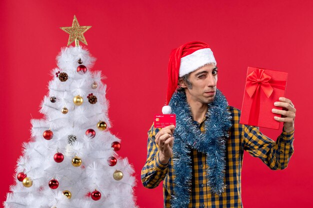 Joven expresivo posando para Navidad