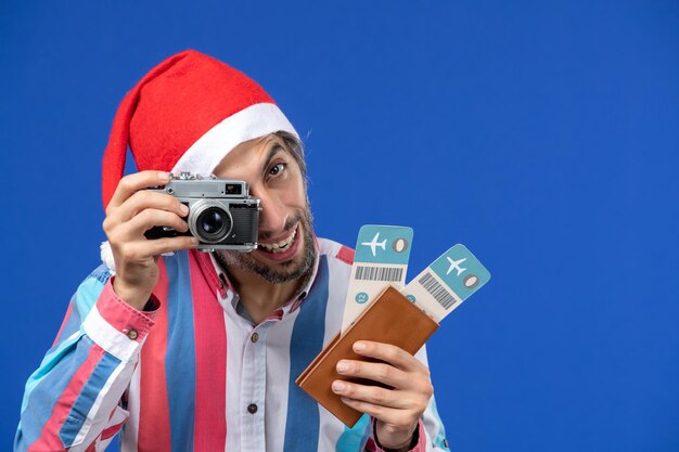 Joven expresivo posando para Navidad