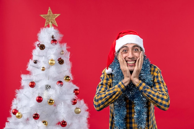 Foto gratuita joven expresivo posando para navidad