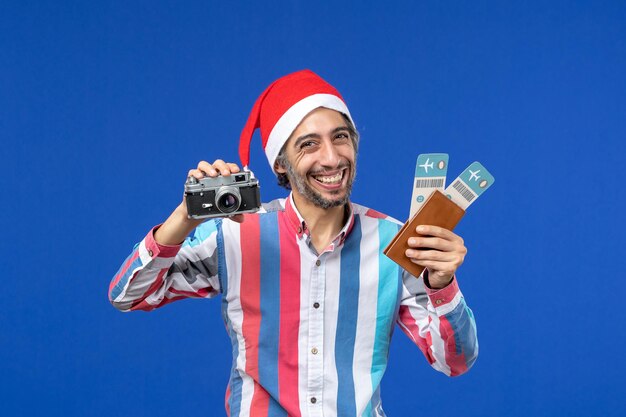 Joven expresivo posando para Navidad