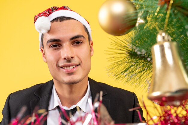 Joven expresivo posando para Navidad