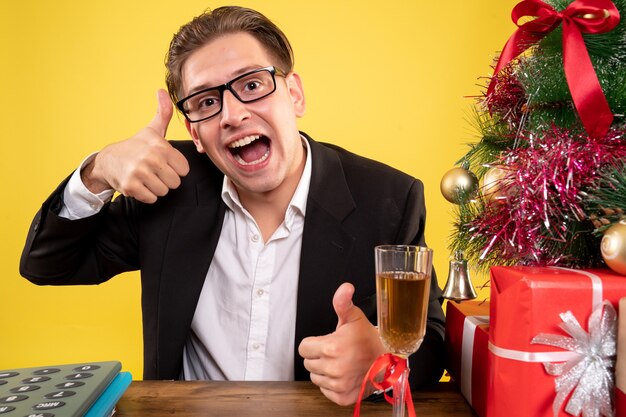 Joven expresivo posando para Navidad