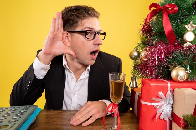 Joven expresivo posando para Navidad