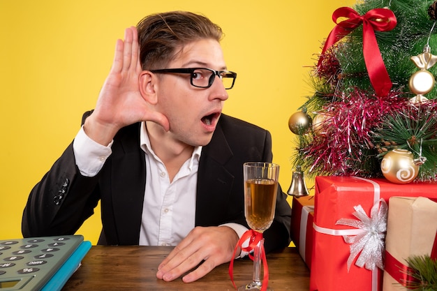 Joven expresivo posando para Navidad