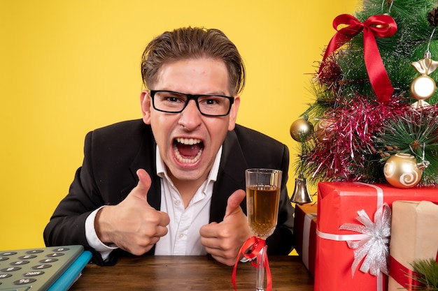 Joven expresivo posando para Navidad