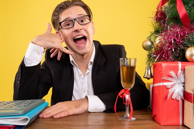 Joven expresivo posando para Navidad