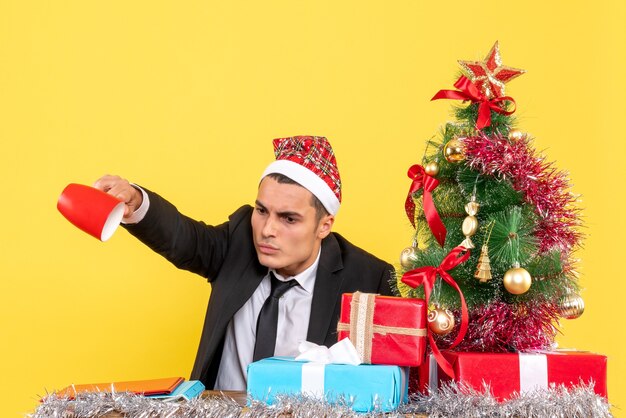 Joven expresivo posando para Navidad