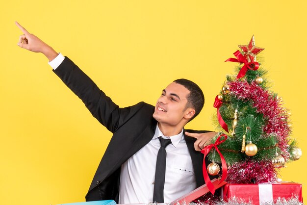 Foto gratuita joven expresivo posando para navidad