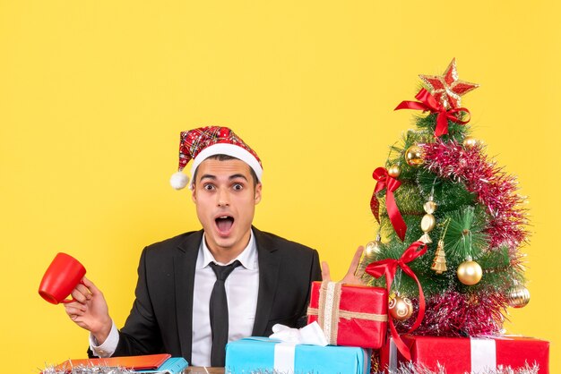 Joven expresivo posando para Navidad