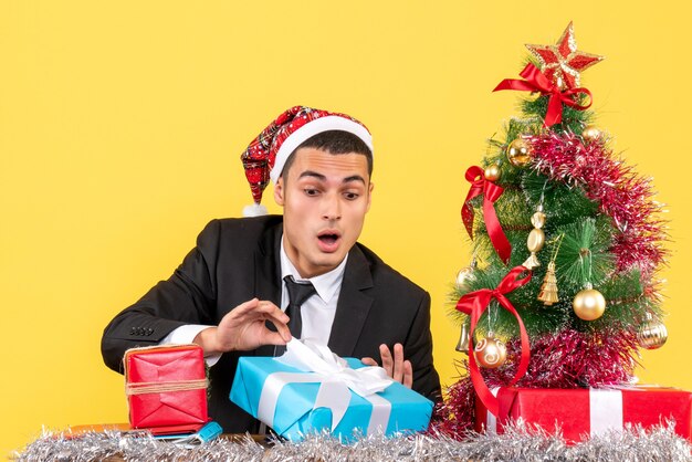 Joven expresivo posando para Navidad