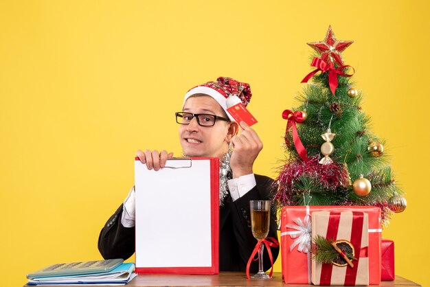 Joven expresivo posando para Navidad